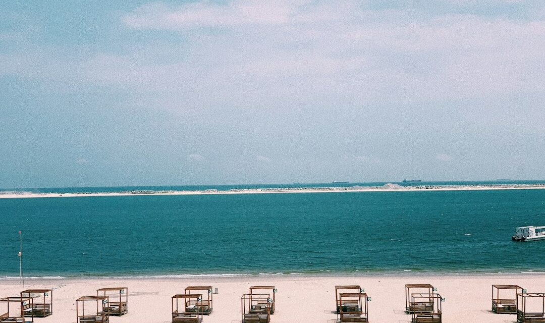 尼日利亚海滩上的躺椅与海景——尼日利亚旅游指南