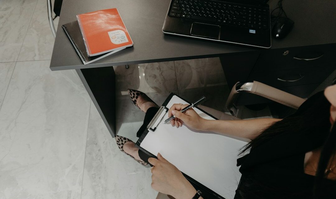 编辑在办公桌前用笔记板核对资料——尼日利亚华人编辑政策